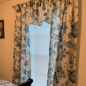 CURTAIN SET LIKE NEW! 3-PIECE SET!